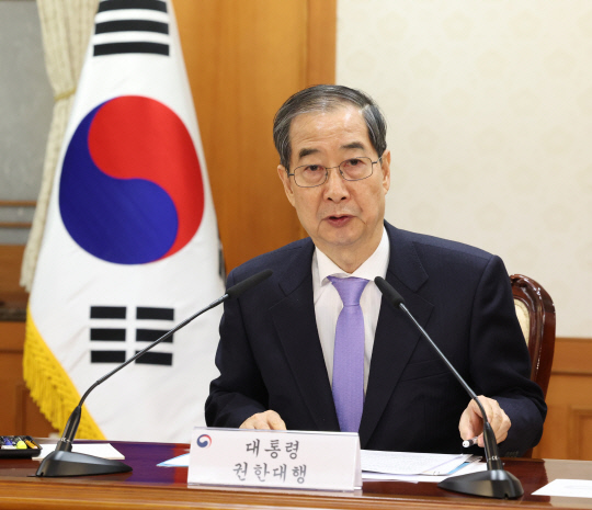 한덕수 대통령 권한대행 겸 국무총리가 24일 정부서울청사에서 국가안전보장회의(NSC)를 주재하고 있다. 대통령실통신사진기자단.